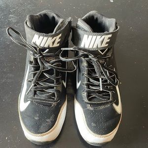 Boy’s Nike baseball cleats